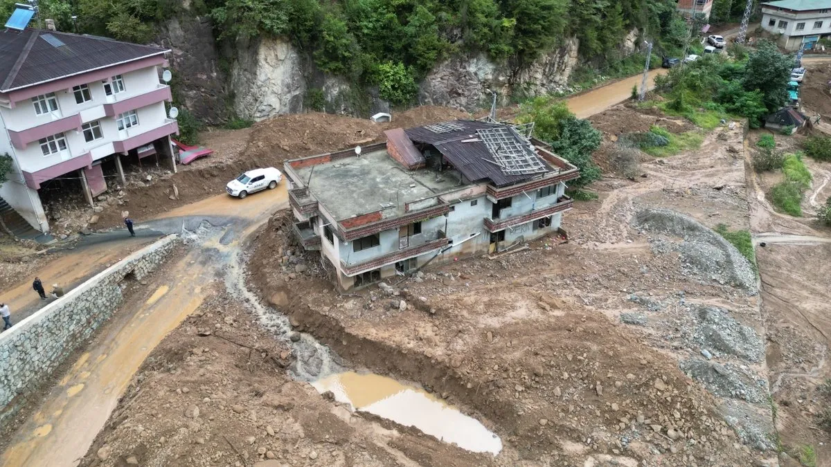 Sel ve heyelandan torunları ile birlikte mağaraya sığınarak kurtuldu