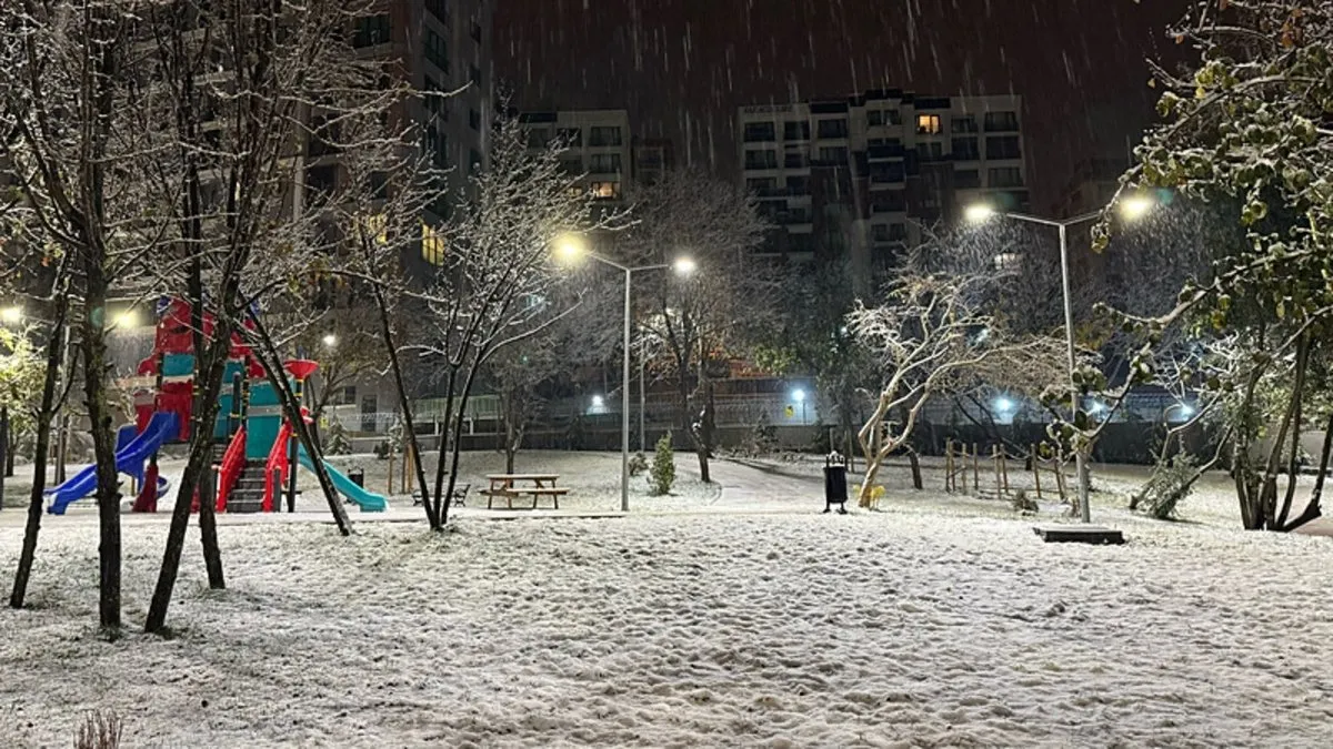 Beklenen kar geldi! İstanbul’un yüksek kesimlere beyaza büründü