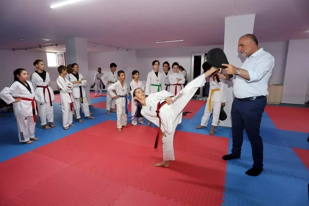 Canik Belediyesi, Çocuklara Ücretsiz Kış Spor Okullarıyla Spor Eğitimi Sunuyor