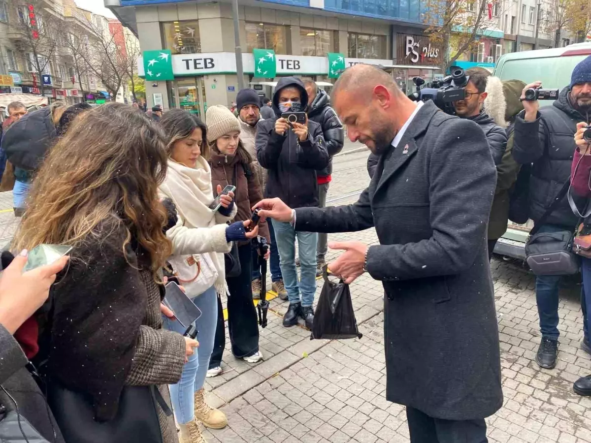 Zafer Partisi Kadına Yönelik Şiddete Dikkat Çekmek İçin Biber Gazı Dağıttı